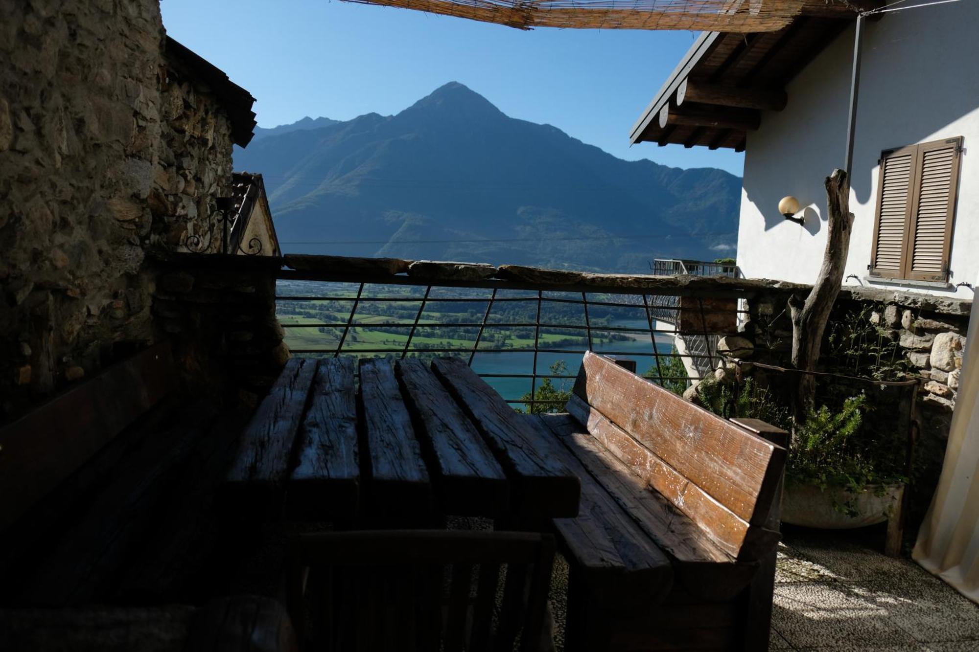 Appartamenti Montemezzo Le Case In Pietra Vista Lago Gera Lario Exterior photo